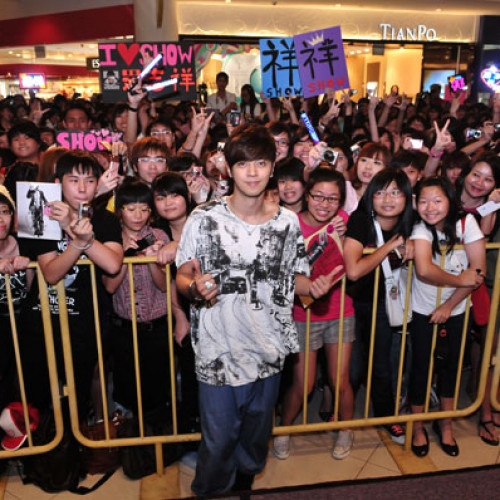 Show Luo World Live Tour Handshake Session